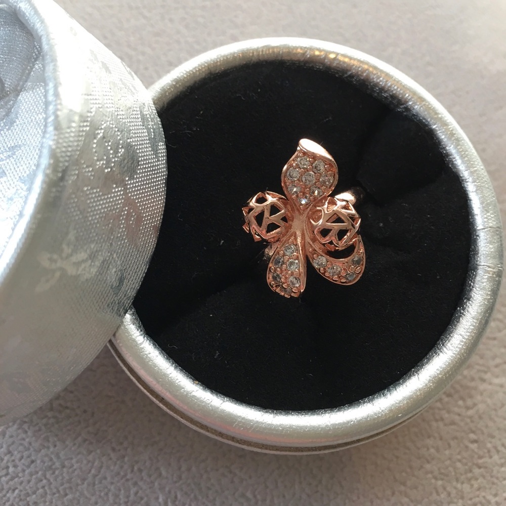 Very pretty flower ring. Heavily plated in perfect shade of rose gold. Size 6